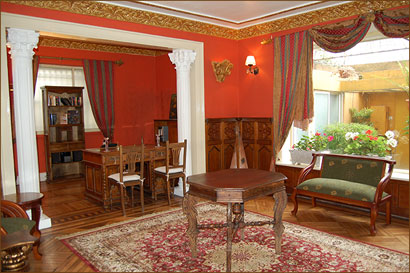 Lobby mit historischen Möbelstücken