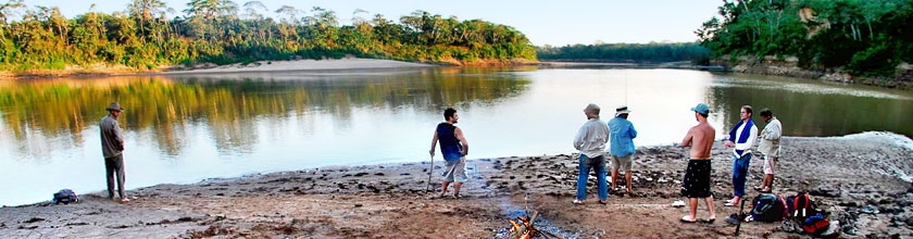 Lagerfeuer am Ufer des Tambopata Rivers